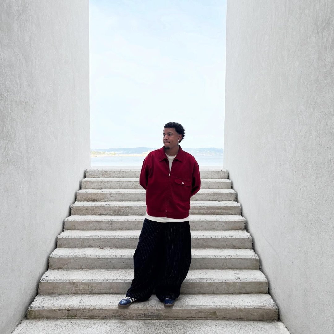 Look streetwear monocromo en Coruña