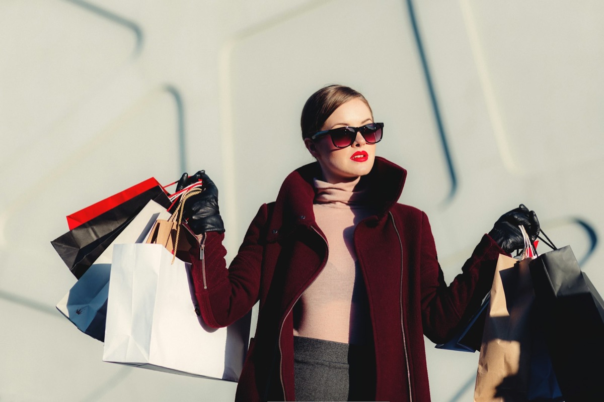 Pasillo central de un centro comercial con grandes carteles de marcas Inditex, Pull&Bear y Bershka en escaparates contiguos
